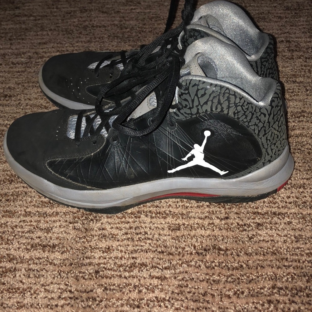 Jordan Basketball shoes - Picture 2 of 3